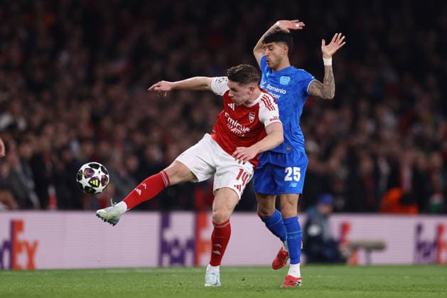 Arsenal gegen Bayer Leverkusen 17. März 2026, London UEFA-Champions-League-Achtelfinale Arsenal gegen Bayer Leverkusen Viktor Gyokeres von Arsenal schirmt den Ball gegen Exequiel Palacios von Bayer Leverkusen ab Foto Jacques Feeney Offside London UK  Copyright: xJacquesxFeeneyx xOffsidexOffside