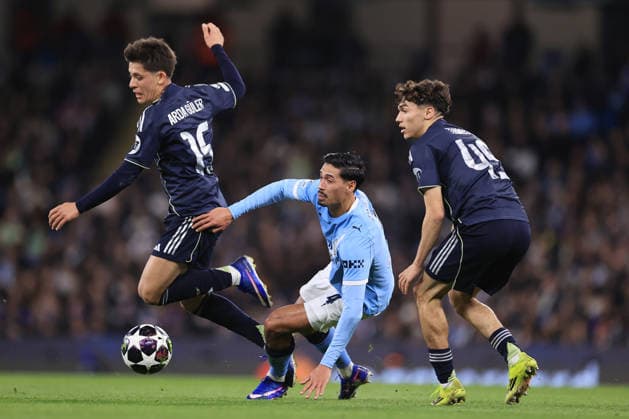 Fußball UEFA-Champions-League-Achtelfinale Manchester City gegen Real Madrid 17. März 2026 UEFA-Champions-League-Achtelfinale Manchester City gegen Real Madrid Arda Guler (Real Madrid, l.) und Thiago Pitarch (Real Madrid, r.) kämpfen mit Tijjani Reijnders (Manchester City) Foto Simon Stacpoole Abseits Manchester UK  Copyright: xSimonxStacpoolexOffside
