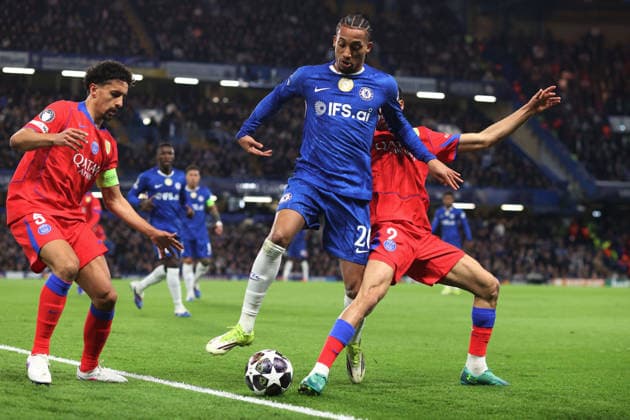 Chelsea gegen PSG 17. März 2026, London UEFA Champions League, Achtelfinale, 2. Spiel Chelsea gegen Paris Saint Germain Joao Pedro von Chelsea geht unter dem Druck von Marquinhos und Achraf Hakimi von PSG zu Boden Foto Charlotte Wilson Offside London UK  Copyright: xCharlottexWilsonx xOffsidexOffside