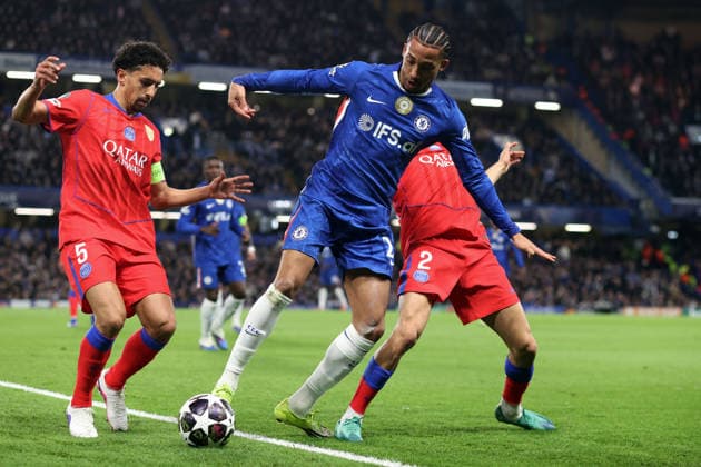 Chelsea gegen PSG 17. März 2026, London UEFA Champions League, Achtelfinale, 2. Spiel Chelsea gegen Paris Saint Germain Joao Pedro von Chelsea geht unter dem Druck von Marquinhos und Achraf Hakimi von PSG zu Boden Foto Charlotte Wilson Offside London UK  Copyright: xCharlottexWilsonx xOffsidexOffside