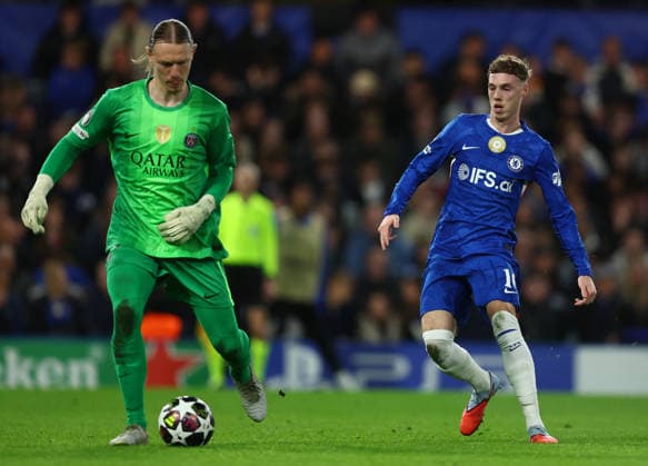 London, England, 17th March 2026. Cole Palmer of Chelsea puts Matvey Safonov of Paris Saint-Germain under pressure during the Chelsea vs Paris Saint Germain UEFA Champions League round of 16 match at Stamford Bridge, London. Picture credit should read: Paul Terry Sportimage EDITORIAL USE ONLY. No use with unauthorised audio, video, data, fixture lists, club league logos or live services. Online in-match use limited to 120 images, no video emulation. No use in betting, games or single club league player publications. SPI_047_PT_Chelsea_PSG SPI-4610-0046
