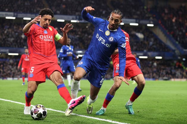 Chelsea gegen PSG 17. März 2026, London UEFA Champions League, Achtelfinale, 2. Spiel Chelsea gegen Paris Saint Germain Joao Pedro von Chelsea geht unter dem Druck von Marquinhos und Achraf Hakimi von PSG zu Boden Foto Charlotte Wilson Offside London UK  Copyright: xCharlottexWilsonx xOffsidexOffside