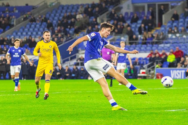 Cardiff City v Wycombe Wanderers, EFL Sky Bet League 1 Cardiff City midfielder Rubin Colwill (10) (C) shoots at goal during the EFL Sky Bet League 1 match between Cardiff City and Wycombe Wanderers at the Cardiff City Stadium, Cardiff, UK on 17 March 2026. Cardiff Cardiff City Stadium South Glamorgan UK Editorial use only DataCo restrictions apply See www.football-dataco.com , Copyright: xDanxMintox PSI-23913-0022