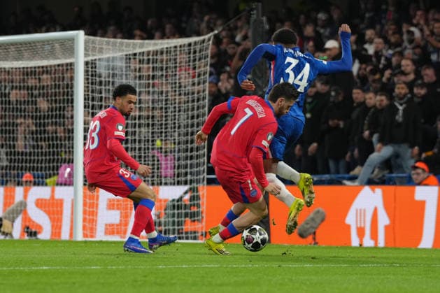 Chelsea v Paris Saint-Germain, Champions League Chelsea defender Joshua Acheampong (34) is tackled by Paris Saint-Germain forward Khvicha Kvaratskhelia (7) during the Champions League match between Chelsea and Paris Saint-Germain at Stamford Bridge, London, UK on 17 March 2026. London Stamford Bridge Greater London UK Editorial use only , Copyright: xStephenxFlynnx PSI-23910-0083