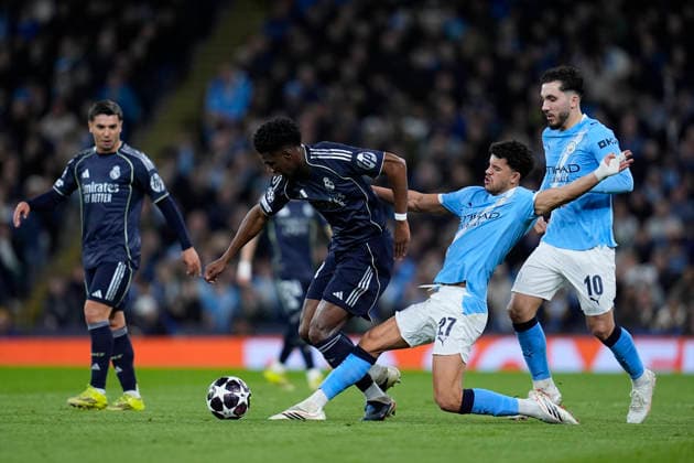 March 17, 2026, Manchester, Manchester, England: Aurelien Tchouameni of Real Madrid CF and Matheus Nunes of Manchester City in action during the UEFA Champions League 2025 26 Round of 16 Second Leg match between Manchester City and Real Madrid C.F. at Etihad Stadium on March 17, 2026, in Manchester, England. Manchester City V Real Madrid C.F. - UEFA Champions League 2025 26 Round Of 16 Second Leg  - ZUMAa181 20260317_zaa_a181_206 Copyright: xDennisxAgyemanx