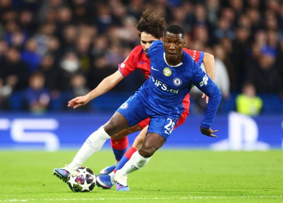 Chelsea v Paris Saint Germain, UEFA Champions League, Round of 16, Second Leg Stamford Bridge, London, UK - 17 03 2026 MoisÃ s Caicedo of Chelsea holds off of Paris Saint-Germain during the UEFA Champions League round of 16 game at Stamford Bridge London Stamford Bridge London GBR, UK NEWSPAPERS OUT Copyright: xMarkxGreenwoodx