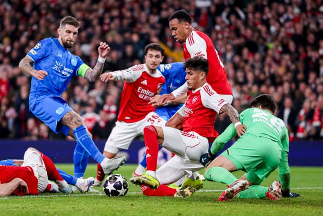LONDON, ENGLAND - MARCH 17: Piero Hincapie of Arsenal and Bayer 04 Leverkusen goalkeeper Janis Blaswich battle for the ball during the UEFA Champions League 2025 26 Round of 16 Second Leg match between Arsenal FC and Bayer 04 Leverkusen at Arsenal Stadium on March 17, 2026 in London, England.  Copyright: xRenexNijhuis MBxMediax
