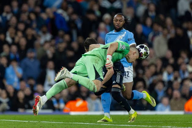 Football - UEFA Champions League - Round of 16 - 2nd Leg - Manchester City FC v Real Madrid CF MANCHESTER, ENGLAND - Tuesday, March 17, 2026: Real Madrid s goalkeeper Andriy Lunin heads the ball away during the UEFA Champions League Round of 16 2nd Leg match between Manchester City FC and Real Madrid CF at the City of Manchester Stadium. (Photo by David Rawcliffe Propaganda) MANCHESTER City of Manchester Stadium GREATER MANCHESTER ENGLAND  Copyright: xDavidxRawcliffex P2026-03-17-Man_City_Real_Madrid-74