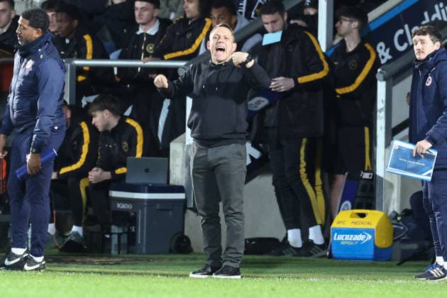 Burton Albion v Reading, EFL Sky Bet League 1 Reading Manager Leam Richardson shouts instructions during the EFL Sky Bet League 1 match between Burton Albion and Reading at the Pirelli Stadium, Burton upon Trent, UK on 17 March 2026. Burton upon Trent Pirelli Stadium Staffordshire UK Editorial use only DataCo restrictions apply See www.football-dataco.com , Copyright: xJohnxMallettx PSI-23912-0057