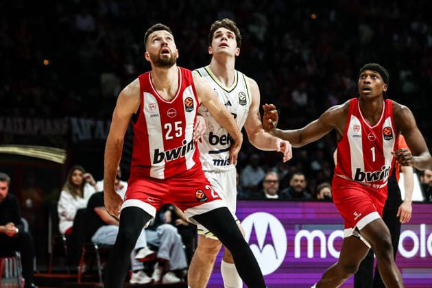 Olympiacos Piraeus v Fenerbahce Beko - Euroleague PIRAEUS, GREECE - MARCH 17: Fenerbahce s Tarik Biberovic in action against Alec Peters during the EuroLeague basketball match between Olympiacos Piraeus and Fenerbahce Beko at Peace and Friendship Stadium, in Piraeus, Greece on 17 March 2026. Andreas Papakonstantinou Anadolu Piraeus Greece. Editorial use only. Please get in touch for any other usage.  Copyright: x2026xAnadoluxAndreasxPapakonstantinoux