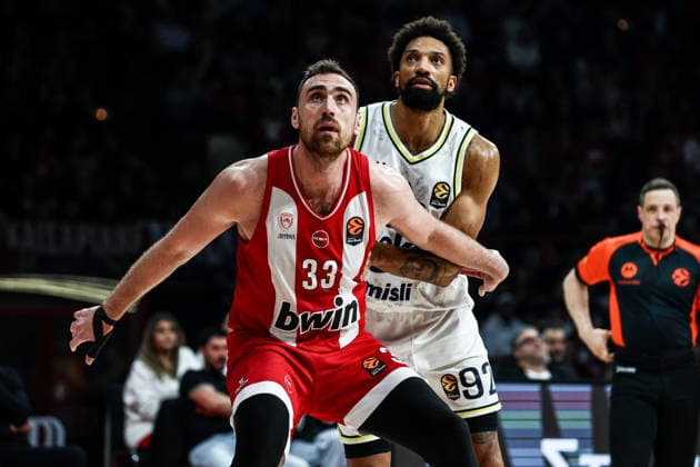 Olympiacos Piraeus v Fenerbahce Beko - Euroleague PIRAEUS, GREECE - MARCH 17: Fenerbahce s Khem Birch in action against Nikola Milutinov during the EuroLeague basketball match between Olympiacos Piraeus and Fenerbahce Beko at Peace and Friendship Stadium, in Piraeus, Greece on 17 March 2026. Andreas Papakonstantinou Anadolu Piraeus Greece. Editorial use only. Please get in touch for any other usage.  Copyright: x2026xAnadoluxAndreasxPapakonstantinoux