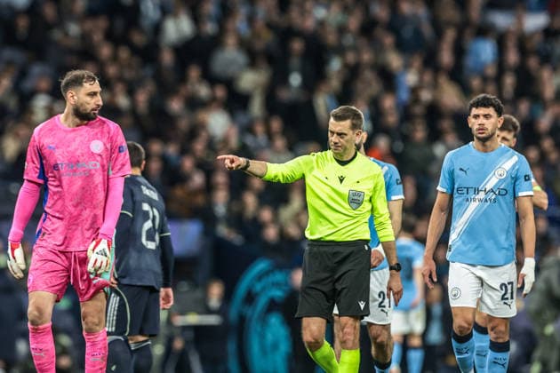 Manchester City FC v Real Madrid CF - UEFA Champions League 2025 26 Round of 16 Second Leg Referee Clement Turpin points to the penalty spot for Real Madrid during the UEFA Champions League last 16 second leg match between Manchester City and Real Madrid at The City of Manchester Stadium in Manchester, United Kingdom, on March 17, 2026. Manchester Greater Manchester United, ManU Kingdom  Copyright: xNewsxImagesx originalFilename:cosgrove-uefacham260317_npr1C.jpg