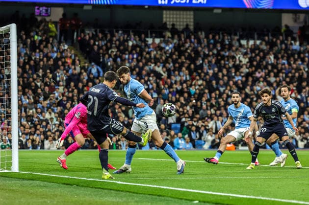Manchester City FC v Real Madrid CF - UEFA Champions League 2025 26 Round of 16 Second Leg Brahim Diaz of Real Madrid crosses the ball into the box during the UEFA Champions League last 16 second leg match between Manchester City and Real Madrid at The City of Manchester Stadium in Manchester, United Kingdom, on March 17, 2026. Manchester Greater Manchester United, ManU Kingdom  Copyright: xNewsxImagesx originalFilename:cosgrove-uefacham260317_np4OT.jpg