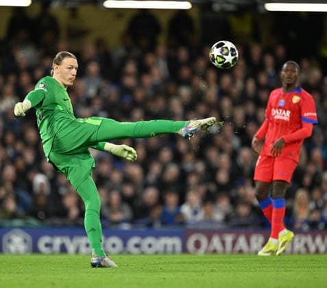 Chelsea vs PSG - UEFA Champions League LONDON, ENGLAND - MARCH 17: Matvey Safonov of Paris Saint-Germain (PSG) in action during the UEFA Champions League 2025 26 Round of 16 second-leg match between Chelsea and Paris Saint-Germain at Stamford Bridge in London, England on March 17, 2026. Mustafa Yalcin Anadolu London United Kingdom. Editorial use only. Please get in touch for any other usage.  Copyright: x2026xAnadoluxMustafaxYalcinx