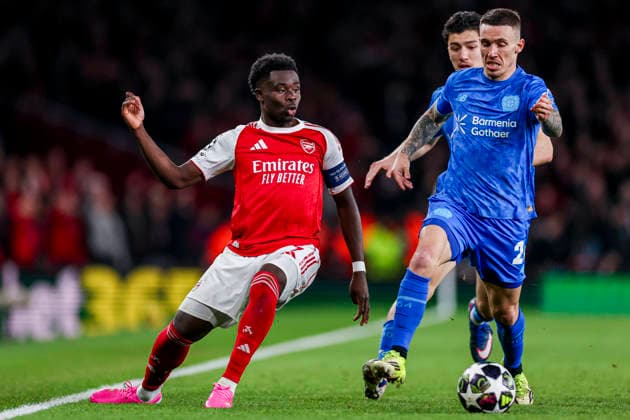 LONDON, ENGLAND - MARCH 17: Bukayo Saka of Arsenal passes the ball under pressure from Alejandro Grimaldo of Bayer 04 Leverkusen during the UEFA Champions League 2025 26 Round of 16 Second Leg match between Arsenal FC and Bayer 04 Leverkusen at Arsenal Stadium on March 17, 2026 in London, England.  Copyright: xRenexNijhuis MBxMediax