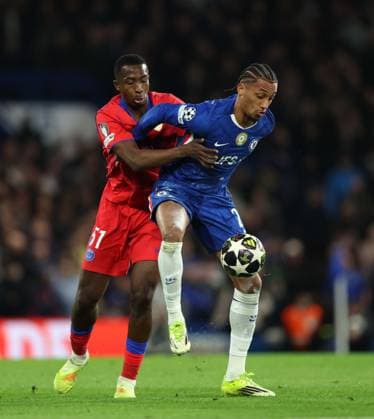 LONDON, ENGLAND, MARCH 16: Joao Pedro of Chelsea battles for the ball with William Pacho of Paris Saint-Germain during the match between Chelsea FC and Paris Saint-Germain FC in the UEFA Champions League, Round of 16, 2nd Leg match at Stamford Bridge Stadium in London, England, on March 17. (Photo by Daniel Weir)  Copyright: xDanielxWeir SportsxPressxPhotox Sportspressphoto_SPR112866