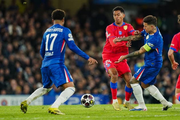 Chelsea v Paris Saint-Germain, UEFA Champions League Senny Mayulu of Paris Saint-Germain under pressure from Enzo Fernandez of Chelsea and Andrey Santos of Chelsea during the Chelsea v Paris Saint-Germain UEFA Champions League, Round of 16, 2nd Leg match at Stamford Bridge, London, England on 17 March 2026 Credit: Dylan Hepworth Every Second Media Editorial use only. All images are copyright Every Second Media Limited. No images may be reproduced without prior permission. Copyright: xIMAGO EveryxSecondxMediax ESM-1863-0044 DylanxHepworthx xEveryxSecondxMediax