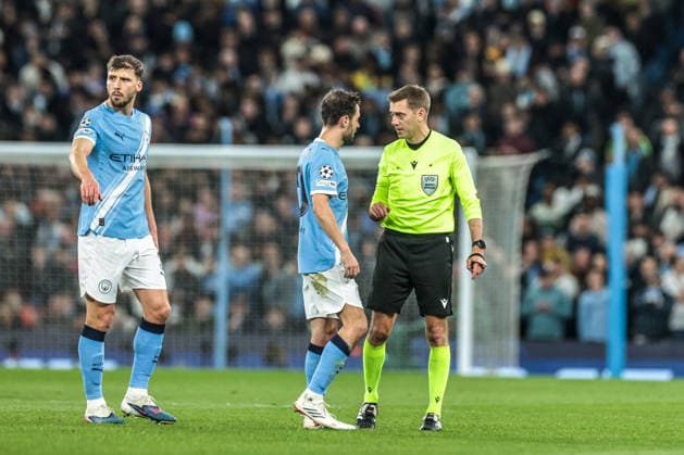 Manchester City FC v Real Madrid CF - UEFA Champions League 2025 26 Round of 16 Second Leg Bernardo Silva of Manchester City appeals his red card to referee Clement Turpin during the UEFA Champions League last 16 second leg match between Manchester City and Real Madrid at The City of Manchester Stadium in Manchester, United Kingdom, on March 17, 2026. Manchester Greater Manchester United, ManU Kingdom  Copyright: xNewsxImagesx originalFilename:cosgrove-uefacham260317_npQcD.jpg