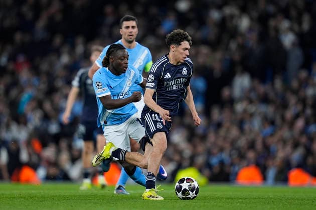 March 17, 2026, Manchester, Manchester, England: Thiago Pitarch of Real Madrid CF and Jeremy Doku of Manchester City in action during the UEFA Champions League 2025 26 Round of 16 Second Leg match between Manchester City and Real Madrid C.F. at Etihad Stadium on March 17, 2026, in Manchester, England. Manchester City V Real Madrid C.F. - UEFA Champions League 2025 26 Round Of 16 Second Leg  - ZUMAa181 20260317_zaa_a181_214 Copyright: xDennisxAgyemanx