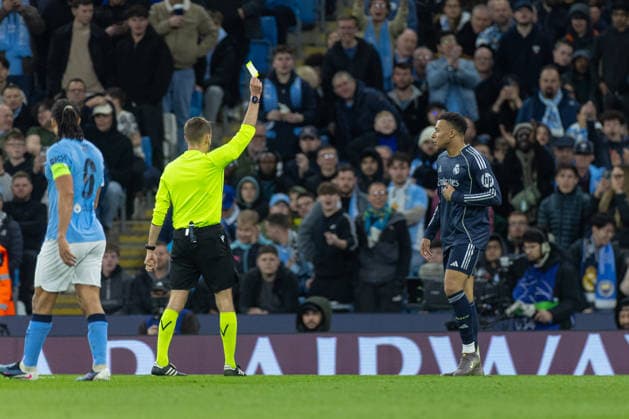 Football - UEFA Champions League - Round of 16 - 2nd Leg - Manchester City FC v Real Madrid CF MANCHESTER, ENGLAND - Tuesday, March 17, 2026: Referee ClÃ ment Turpin shows Real Madrid s Kylian MbappÃ (R) a yellow card during the UEFA Champions League Round of 16 2nd Leg match between Manchester City FC and Real Madrid CF at the City of Manchester Stadium. (Photo by David Rawcliffe Propaganda) MANCHESTER City of Manchester Stadium GREATER MANCHESTER ENGLAND  Copyright: xDavidxRawcliffex P2026-03-17-Man_City_Real_Madrid-100