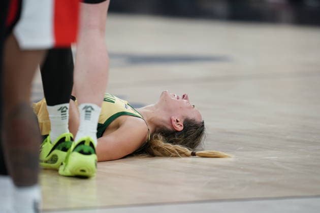 Australia v Canada - Women s World Cup 2026 Qualifier Alanna Smith of Australia experiences a minor injury during the Women s World Cup 2026 Qualifier between Australia and Canada at Turkcell Basketball Development Center in Istanbul, Turkey, on March 17, 2026. Istanbul Istanbul Turkey  Copyright: xYagizxGurtugx originalFilename:gurtug-australi260317_npE0c.jpg