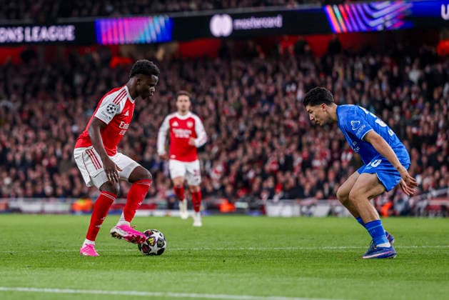 LONDON, ENGLAND - MARCH 17: Bukayo Saka of Arsenal dribbles with the ball under pressure from Ibrahim Maza of Bayer 04 Leverkusen during the UEFA Champions League 2025 26 Round of 16 Second Leg match between Arsenal FC and Bayer 04 Leverkusen at Arsenal Stadium on March 17, 2026 in London, England.  Copyright: xRenexNijhuis MBxMediax