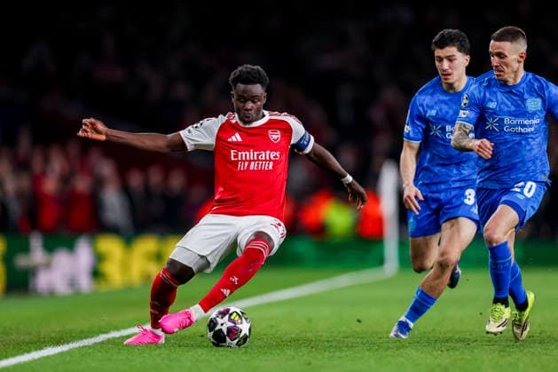 LONDON, ENGLAND - MARCH 17: Bukayo Saka of Arsenal passes the ball under pressure from Alejandro Grimaldo of Bayer 04 Leverkusen during the UEFA Champions League 2025 26 Round of 16 Second Leg match between Arsenal FC and Bayer 04 Leverkusen at Arsenal Stadium on March 17, 2026 in London, England.  Copyright: xRenexNijhuis MBxMediax