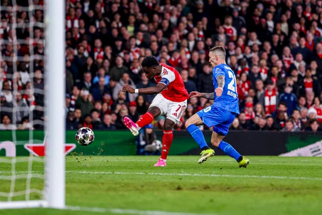 LONDON, ENGLAND - MARCH 17: Bukayo Saka of Arsenal shoots under pressure from Alejandro Grimaldo of Bayer 04 Leverkusen during the UEFA Champions League 2025 26 Round of 16 Second Leg match between Arsenal FC and Bayer 04 Leverkusen at Arsenal Stadium on March 17, 2026 in London, England.  Copyright: xRenexNijhuis MBxMediax