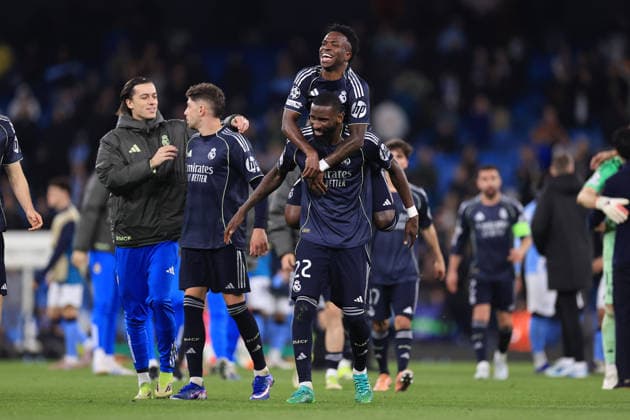 Fußball UEFA-Champions-League-Achtelfinale Manchester City gegen Real Madrid 17. März 2026 UEFA-Champions-League-Achtelfinale Manchester City gegen Real Madrid Vinicius Junior von Real Madrid springt auf den Rücken von Antonio Rudiger von Real Madrid, als sie nach dem Spiel den Sieg feiern Foto Simon Stacpoole Abseits Manchester UK  Copyright: xSimonxStacpoolexOffside