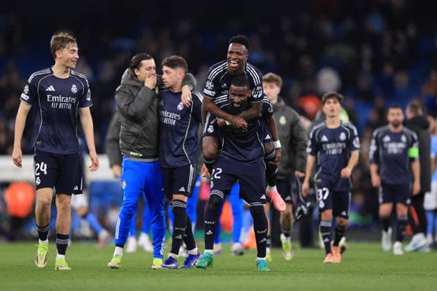 Fußball UEFA-Champions-League-Achtelfinale Manchester City gegen Real Madrid 17. März 2026 UEFA-Champions-League-Achtelfinale Manchester City gegen Real Madrid Vinicius Junior von Real Madrid springt auf den Rücken von Antonio Rudiger von Real Madrid, als sie nach dem Spiel den Sieg feiern Foto Simon Stacpoole Abseits Manchester UK  Copyright: xSimonxStacpoolexOffside