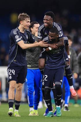Fußball UEFA-Champions-League-Achtelfinale Manchester City gegen Real Madrid 17. März 2026 UEFA-Champions-League-Achtelfinale Manchester City gegen Real Madrid Vinicius Junior von Real Madrid springt auf den Rücken von Antonio Rudiger von Real Madrid und feiert den Sieg mit Dean Huijsen von Real Madrid L nach dem Spiel Foto Simon Stacpoole Abseits Manchester UK  Copyright: xSimonxStacpoolexOffside