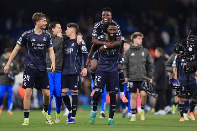Fußball UEFA-Champions-League-Achtelfinale Manchester City gegen Real Madrid 17. März 2026 UEFA-Champions-League-Achtelfinale Manchester City gegen Real Madrid Vinicius Junior von Real Madrid springt auf den Rücken von Antonio Rudiger von Real Madrid, als sie nach dem Spiel den Sieg feiern Foto Simon Stacpoole Abseits Manchester UK  Copyright: xSimonxStacpoolexOffside