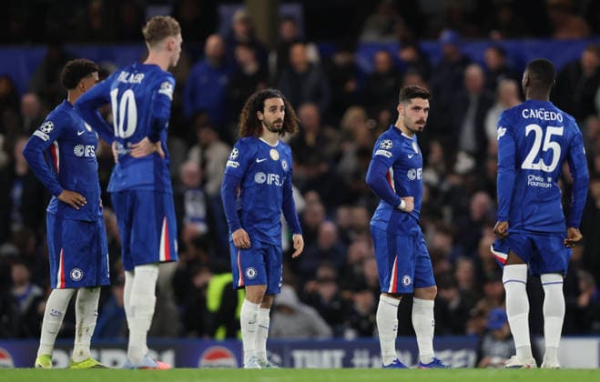 LONDON, ENGLAND, MARCH 16: Pedro Neto of Chelsea looks disappointed & dejected alongside Marc Cucurella, Cole Palmer & Moises Caicedo of Chelsea during the match between Chelsea FC and Paris Saint-Germain FC in the UEFA Champions League, Round of 16, 2nd Leg match at Stamford Bridge Stadium in London, England, on March 17. (Photo by Daniel Weir)  Copyright: xDanielxWeir SportsxPressxPhotox Sportspressphoto_SPR112949
