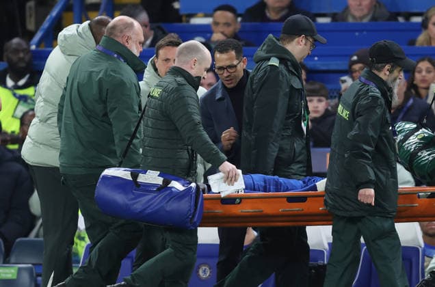 LONDON, ENGLAND, MARCH 16: Liam Rosenior Manager of Chelsea looks on as Trevoh Chalobah of Chelsea is carried off the pitch injured on a stretcher by medical staff during the match between Chelsea FC and Paris Saint-Germain FC in the UEFA Champions League, Round of 16, 2nd Leg match at Stamford Bridge Stadium in London, England, on March 17. (Photo by Daniel Weir)  Copyright: xDanielxWeir SportsxPressxPhotox Sportspressphoto_SPR113002