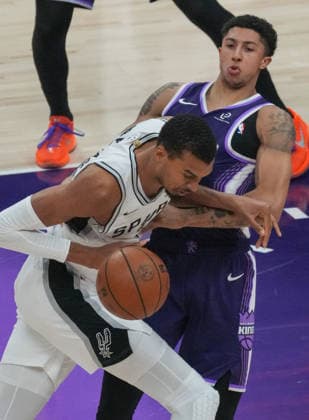 (260318) -- SACRAMENTO, March 18, 2026 -- Victor Wembanyama (L) of San Antonio Spurs competes during the 2025-2026 NBA, Basketball Herren, USA regular season game between Sacramento Kings and San Antonio Spurs in Sacramento, the United States, March 17, 2026. (Photo by Sun Yuxuan Xinhua) (SP)U.S.-SACRAMENTO-BASKETBALL-NBA-KINGS VS SPURS WuxXiaoling 