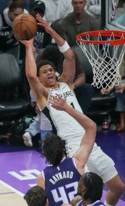 (260318) -- SACRAMENTO, March 18, 2026 -- Carter Bryant (top) of San Antonio Spurs shoots during the 2025-2026 NBA, Basketball Herren, USA regular season game between Sacramento Kings and San Antonio Spurs in Sacramento, the United States, March 17, 2026. (Photo by Sun Yuxuan Xinhua) (SP)U.S.-SACRAMENTO-BASKETBALL-NBA-KINGS VS SPURS WuxXiaoling 