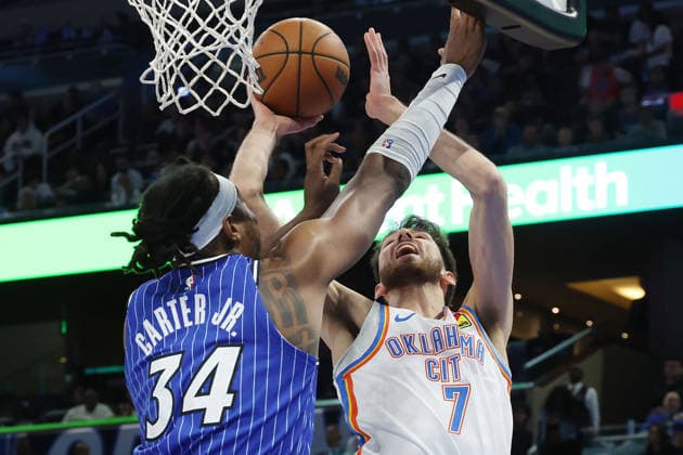 March 17, 2026, Orlando, Fl - Florida, USA: The Oklahoma City Thunder s Chet Holmgren (7) shoots under pressure from the Orlando Magic s Wendell Carter Jr. (34) at the Kia Center on Tuesday, March 17, 2026, in Orlando, Florida. Orlando USA - ZUMAm67_ 20260317_zaf_m67_020 Copyright: xStephenxM.xDowellx