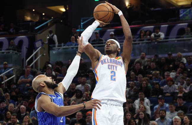 Sport Bilder des Tages #2 March 17, 2026, Orlando, Fl - Florida, USA: The Oklahoma City Thunder s Shai Gilgeous-Alexander rises for a shot over the Orlando Magic s Jevon Carter at the Kia Center on Tuesday, March 17, 2026, in Orlando, Florida. Orlando USA - ZUMAm67_ 20260317_zaf_m67_021 Copyright: xStephenxM.xDowellx