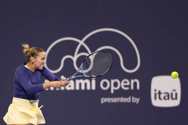 2026 Miami Open Presented By Itau - Day 1 Sofia Kenin of the United States returns a shot against Anna Blinkova during their first-round match on Day 1 of the Miami Open at Hard Rock Stadium in Miami Gardens, Florida, on March 17, 2026. Miami Gardens FL United States  Copyright: xMauricioxPaizx originalFilename:paiz-miamiope260317_np7Dx.jpg