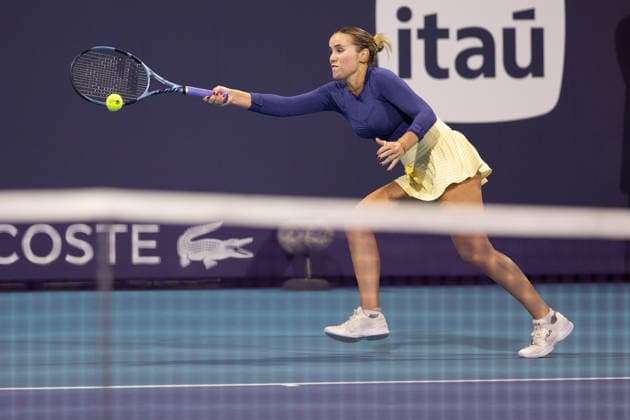 2026 Miami Open Presented By Itau - Day 1 Sofia Kenin of the United States returns a shot against Anna Blinkova during their first-round match on Day 1 of the Miami Open at Hard Rock Stadium in Miami Gardens, Florida, on March 17, 2026. Miami Gardens FL United States  Copyright: xMauricioxPaizx originalFilename:paiz-miamiope260317_nplSA.jpg