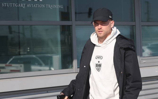 Stuttgart , Departure VfB Stuttgart for Europa League match in Porto , Maximilian Mittelstädt