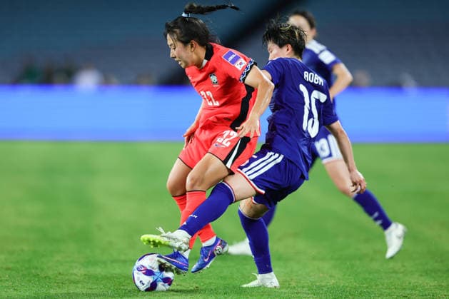 Choo Hyo-Joo of Korea Republic contests the ball with Aoba Fujino of Japan during the AFC Womens Asian Cup 2026 Semi Final match between Korea DPR Women and Japan Women at Stadium Australia, Sydney, Australia on 18 March 2026. Copyright: xPeterxDovganx 44680036