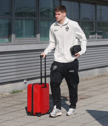 Stuttgart , Departure VfB Stuttgart for Europa League match in Porto , Ramon Hendriks