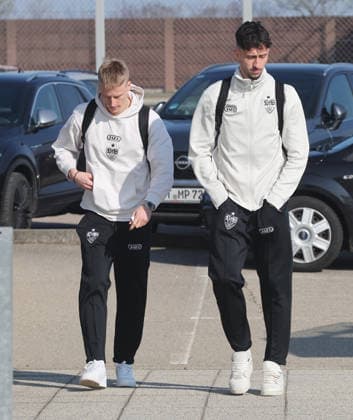 Stuttgart , Departure VfB Stuttgart for the Europa League match in Porto , from left Chris Führich Atakan Karazor