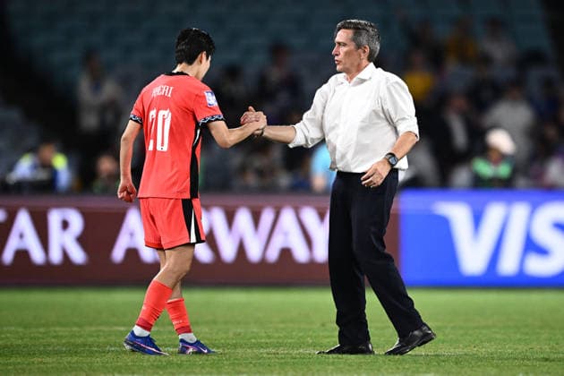 SOCCER ASIAN CUP WOMEN SOUTH KOREA JAPAN, Japan head coach Nils Nielsen shakes hands with Kim Hyeri of Korea Republic following the AFC Women s Asian Cup Semi Final 2 between Korea Republic and Japan at Stadium Australia in Sydney, Wednesday, March 18, 2026. ( NO ARCHIVING, EDITORIAL USE ONLY SYDNEY NEW SOUTH WALES AUSTRALIA  Copyright: xDANxHIMBRECHTSx 20260318127682801449