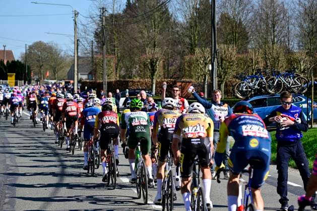 Danilith Nokere Koerse 2026 Cycling Race NOKERE, BELGIUM - MARCH 18 : illustration picture peloton at the feed zone during the 79th edition of Danilith Nokere Koerse an UCI ProSeries 1.Pro one day cycling road race for Men Elite of km with start in Deinze and finish in Nokere on March 18, 2026 in Nokere, Belgium, 18 03 2026 ( Motordriver Pieter Vanherzeele - Nokere Belgium  Copyright: xJanxDexMeuleneirx