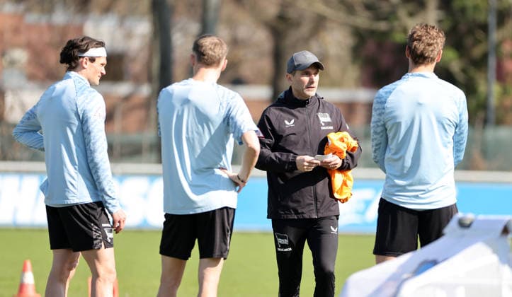 Coach Stefan Leitl talks to Fabian Reese, Marten Winkler, Marton Dardai Action Upper Body Sport Football Soccer Season 2025 2026 2 Bundesliga Men DFL 18 03 2026 Training Hertha BSC Berlin DFL regulations prohibit any use of photographs as image sequences and or quasi video