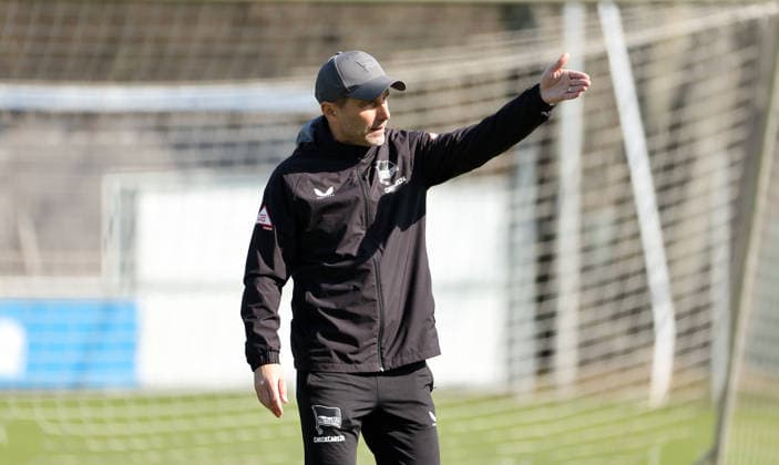 Coach Stefan Leitl pointing, gesticulating action upper body Sport Football Soccer Season 2025 2026 2 Bundesliga Men DFL 18 03 2026 Training Hertha BSC Berlin DFL regulations prohibit any use of photographs as image sequences and or quasi video