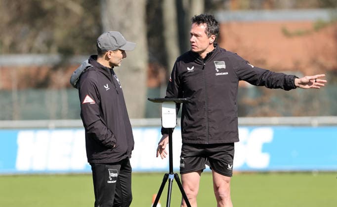 Coach Stefan Leitl talks to fitness trainer Henrik Kuchno Sport Football Soccer Season 2025 2026 2 Bundesliga Men DFL 18 03 2026 Training Hertha BSC Berlin DFL regulations prohibit any use of photographs as image sequences and or quasi video