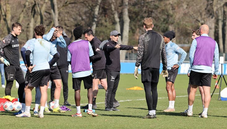 Coach Stefan Leitl talks to the team Sports Football Soccer Season 2025 2026 2 Bundesliga Men DFL 18 03 2026 Training Hertha BSC Berlin DFL regulations prohibit any use of photographs as image sequences and or quasi video